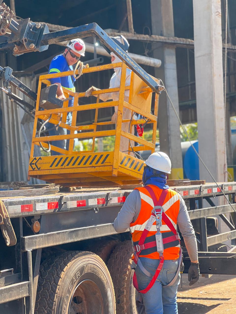 Plataforma e EPIs completos seguindo o plano de segurança.