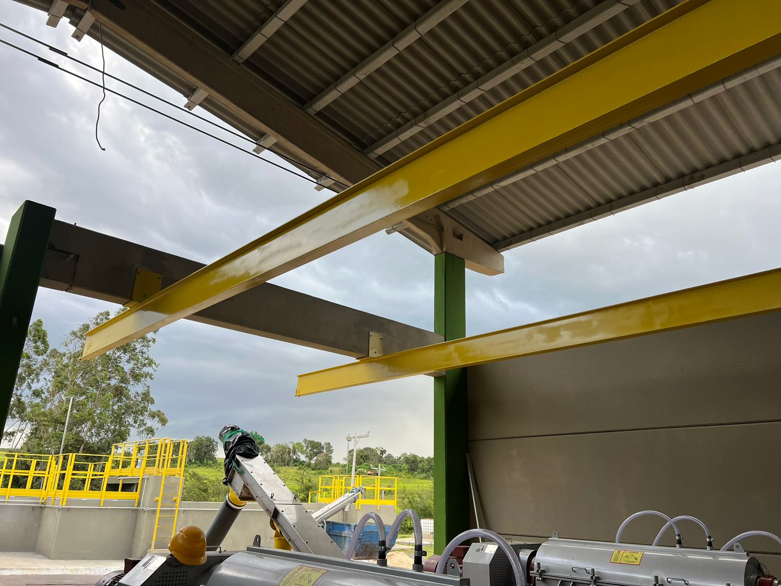 Viga metálica amarela apoiada em estrutura de concreto