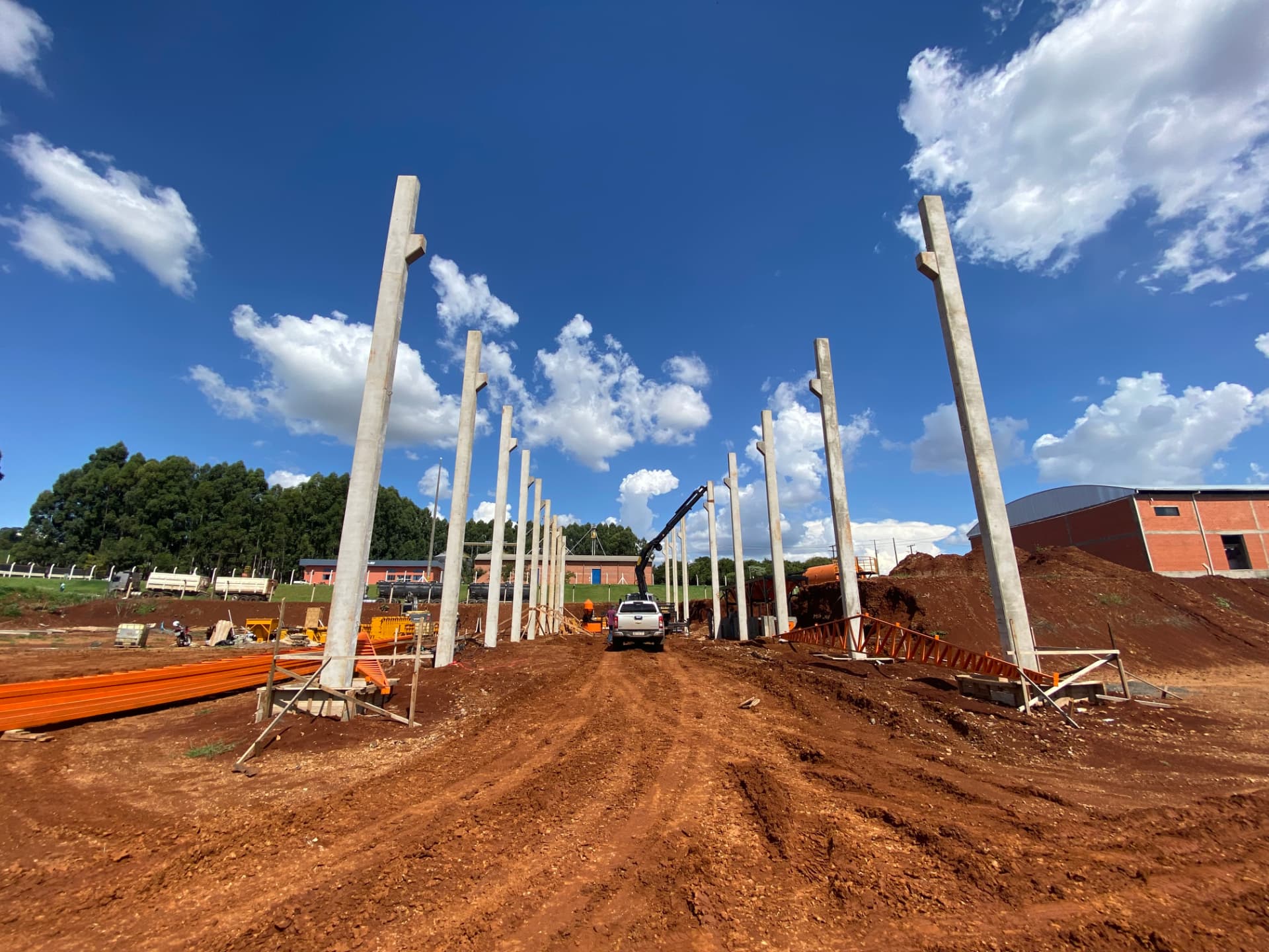 Pilares pré-moldados de concreto instalados em obra